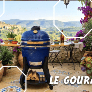 Le Gourmet, barbecue de la marque Kamado - visuel sur une terrasse italienne avec vue sur un petit village au sommet d'une colinne