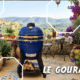 Le Gourmet, barbecue de la marque Kamado - visuel sur une terrasse italienne avec vue sur un petit village au sommet d'une colinne