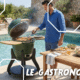Le Gastronome, barbecue de la marque Kamado - visuel sur la terrasse en pierre blanche d'une grande piscine extérieure