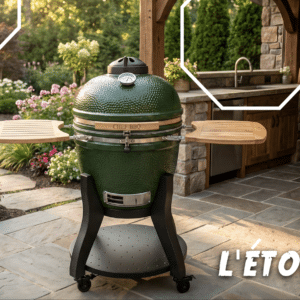 L'Étoilé, barbecue de la marque Kamado - visuel devant une cuisine extérieure d'un jardin fleuri